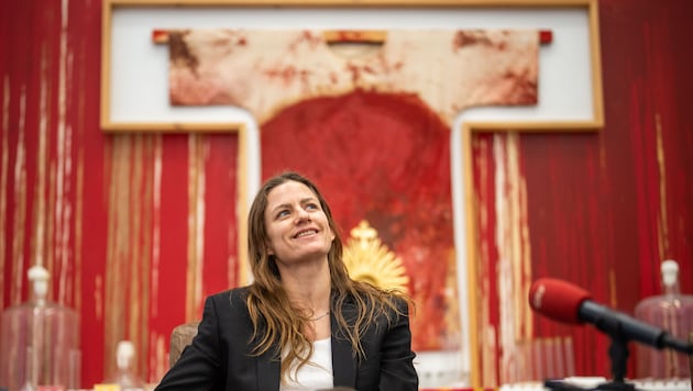 Choreografin Florentina Holzinger vor einem Schüttbild von Hermann Nitsch, dessen Arbeit sie ...
