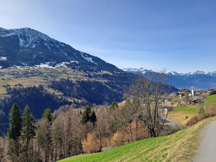 Blick vom Leusorgweg auf das Zentrum von Blons und die Gemeinde Raggal auf der ...