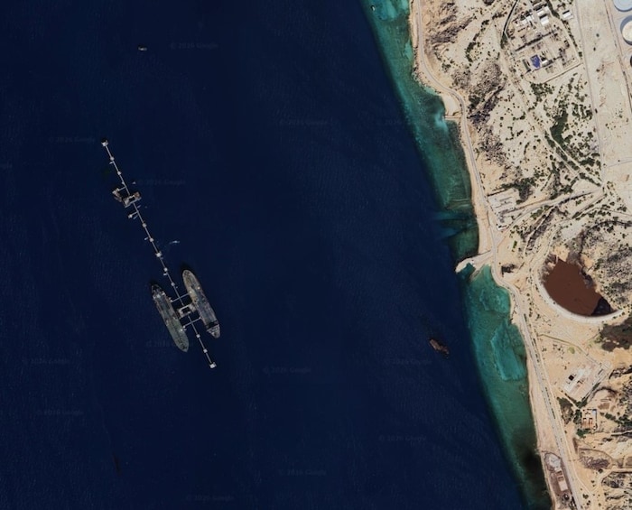 Satellitenbilder zeigen gewaltige Anlegestellen.