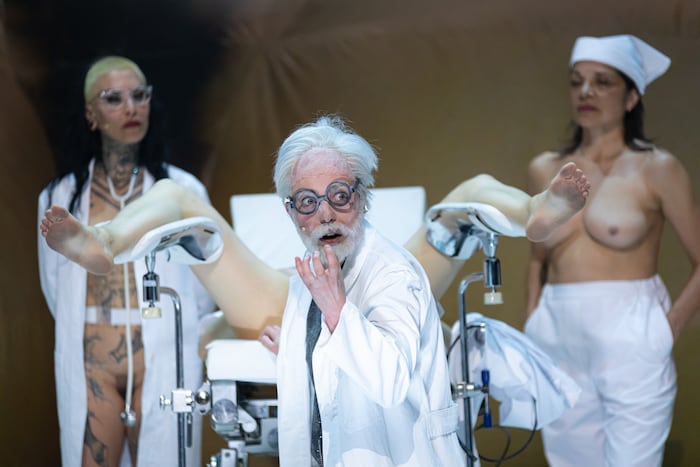 Die jüngste Bühnen-Arbeit der Choreografin Florentina Holzinger „A Year Without Summer“ entstand ...