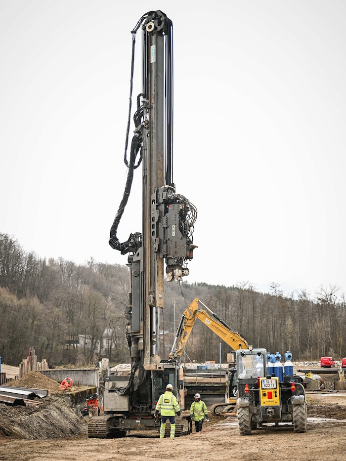 Auf der Baustelle kommen auch riesige Maschinen zum Einsatz.