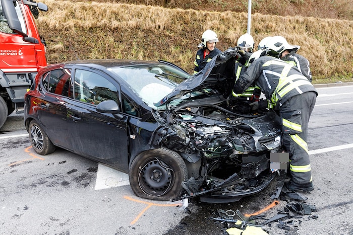 Das Autowrack zeugt von der Wucht des Aufpralls.