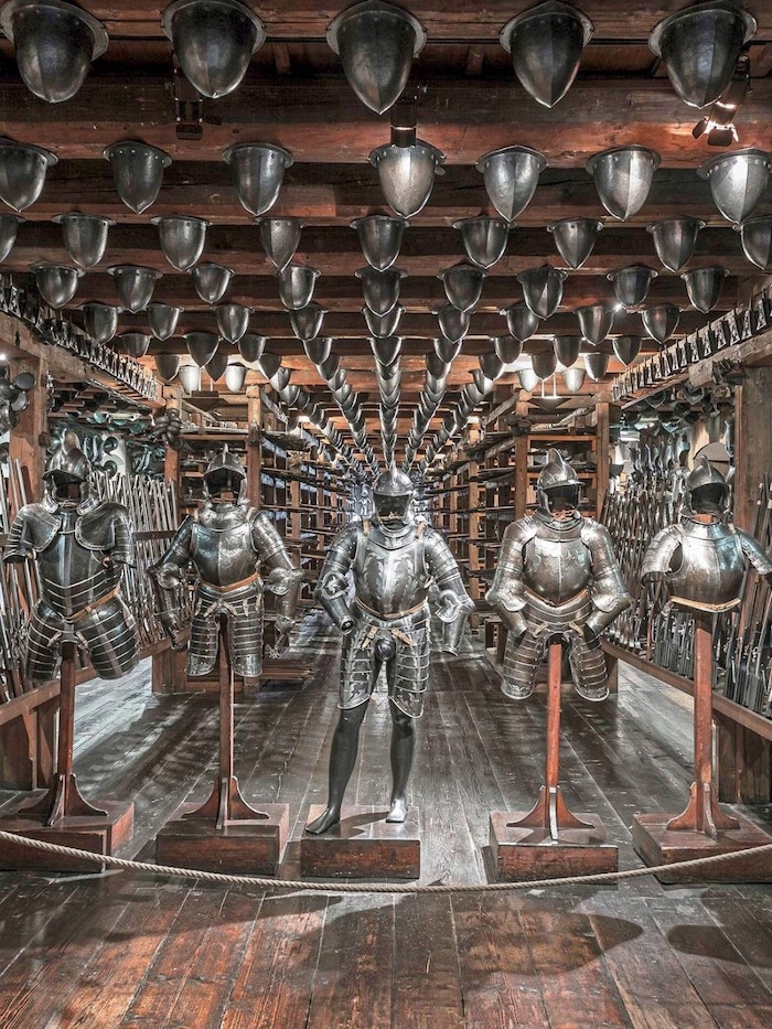Die Sammlung im Landeszeughaus umfasst Rüstungen und Waffen aus der Zeit vom 15. bis zum 18. ...