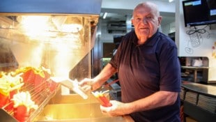 Ist sich für nichts zu schade: St. Johann-Präsident Sepp Klingler in seinem Fastfood-Reich.