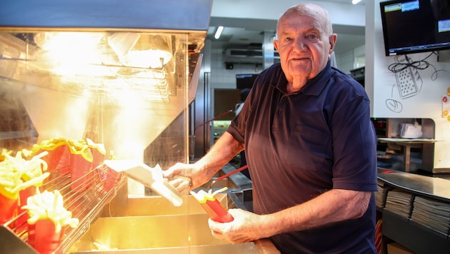 Ist sich für nichts zu schade: St. Johann-Präsident Sepp Klingler in seinem Fastfood-Reich.