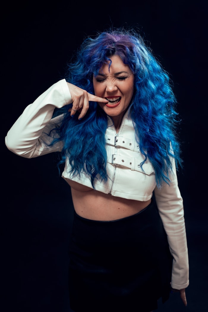 Blauhaarig, direkt und voller Energie – genauso ist Paenda.