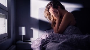 Die Lärmbelastung im Schlafzimmer nach Möglichkeit zu reduzieren, ist eine sinnvolle Maßnahme – ...