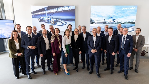 Neues Konsortium: Stefan Pierer und Wolfgang Plasser, rechts davon in der ersten Reihe Georg ...