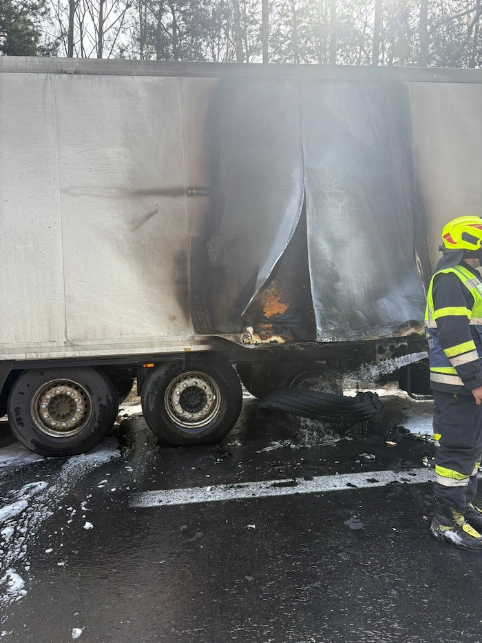 Die Einsatzkräfte bei den Löscharbeiten.