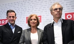 Von links: Stellvertretender Stiftungsvorsitzender Gregor Schütze, ORF-Chefin Ingrid Thurnher ...