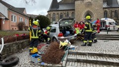 Die beiden Verletzten mussten mit der Bergeschere befreit werden.