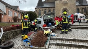 Die beiden Verletzten mussten mit der Bergeschere befreit werden.