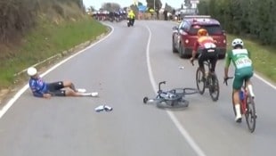 Michael Gogl am Boden – weiter vorne sieht man noch das am Sturz beteiligte Begleit-Motorrad