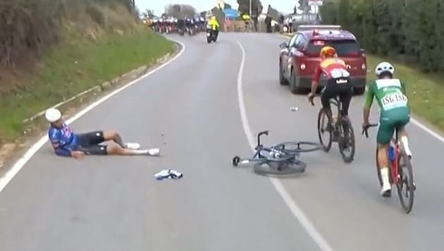 Michael Gogl am Boden – weiter vorne sieht man noch das am Sturz beteiligte Begleit-Motorrad