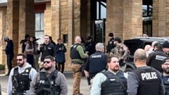 Im US-Bundesstaat Michigan ist ein bewaffneter Mann in eine Synagoge gerast. Dabei wurde ein ...