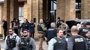 Im US-Bundesstaat Michigan ist ein bewaffneter Mann in eine Synagoge gerast. Dabei wurde ein ...