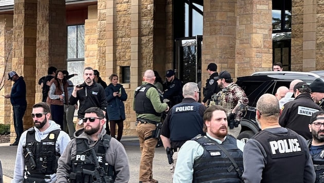 Im US-Bundesstaat Michigan ist ein bewaffneter Mann in eine Synagoge gerast. Dabei wurde ein ...