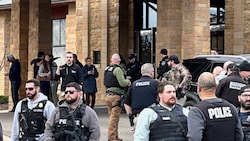 Im US-Bundesstaat Michigan ist ein bewaffneter Mann in eine Synagoge gerast. Dabei wurde ein ...