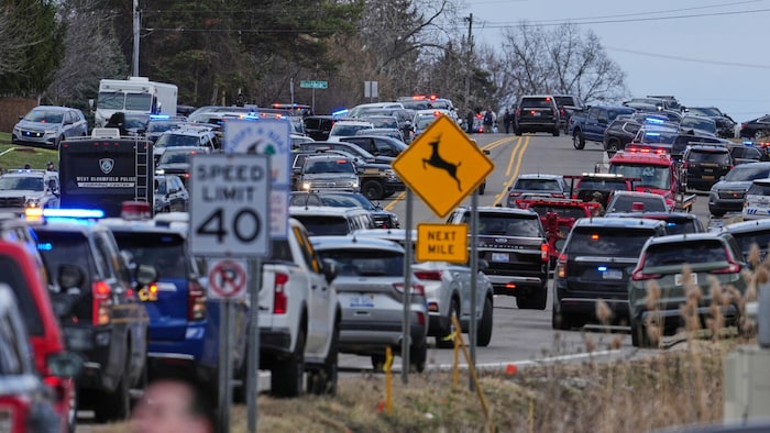 Zahlreiche Einsatzfahrzeuge am Tatort.