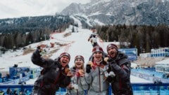 Nach dem Riesentorlauf der Frauen feierten Guide Stefan Winter, Elina Stary, Veronika Aigner und ...