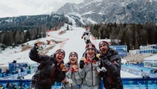 Nach dem Riesentorlauf der Frauen feierten Guide Stefan Winter, Elina Stary, Veronika Aigner und ...