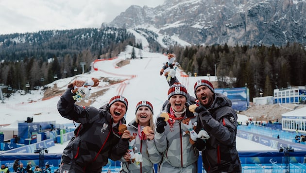 Nach dem Riesentorlauf der Frauen feierten Guide Stefan Winter, Elina Stary, Veronika Aigner und ...