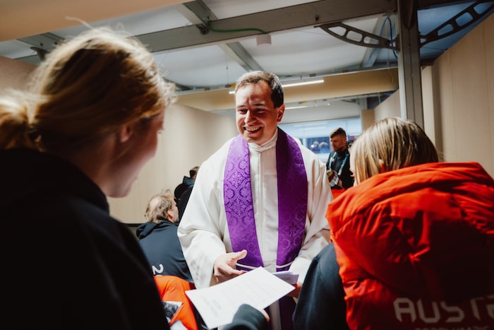 Kaplan Johannes Lackner hielt Mittwoch im paralympischen Dorf einen Gottesdienst ab.