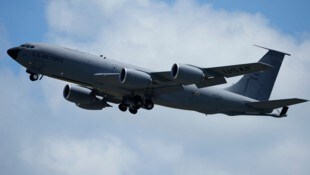 Mit dem Stratotanker KC-135 können Kampfjets in der Luft betankt werden. (Archivfoto)