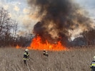Meterhohe Flammen schlugen den Einsatzkräften entgegen.