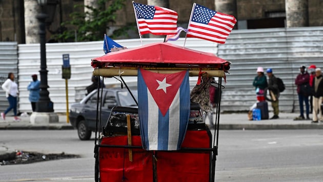 Kubanische und US-Flaggen schmücken ein Lastenrad in Havanna. Im Konflikt zwischen den Ländern ...