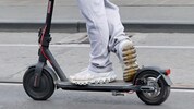 MIt einem E-Roller (Symbolbild) fuhren die Personen davon.