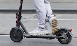 MIt einem E-Roller (Symbolbild) fuhren die Personen davon.