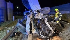 Die Feuerwehr musste den Schwerverletzten aus dem Wrack schneiden.