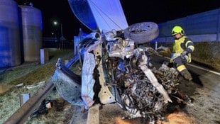 Die Feuerwehr musste den Schwerverletzten aus dem Wrack schneiden.