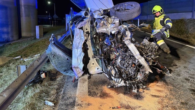 Die Feuerwehr musste den Schwerverletzten aus dem Wrack schneiden.