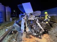 Die Feuerwehr musste den Schwerverletzten aus dem Wrack schneiden.