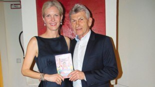 Klaus Augenthaler zeigt gemeinsam mit seiner Frau Sandra sein neues Buch.