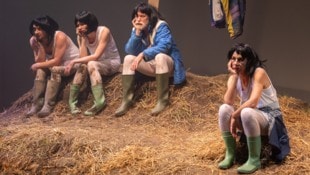 „Die Infantin trägt den Scheitel links“ ist ein „Anti-Heimatroman“, fern von der schon ...