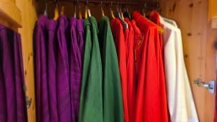Ein Blick in einen Schrank in einer Sakristei: Die Farben der Kaseln wählt der Priester nicht ...