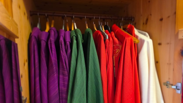 Ein Blick in einen Schrank in einer Sakristei: Die Farben der Kaseln wählt der Priester nicht ...