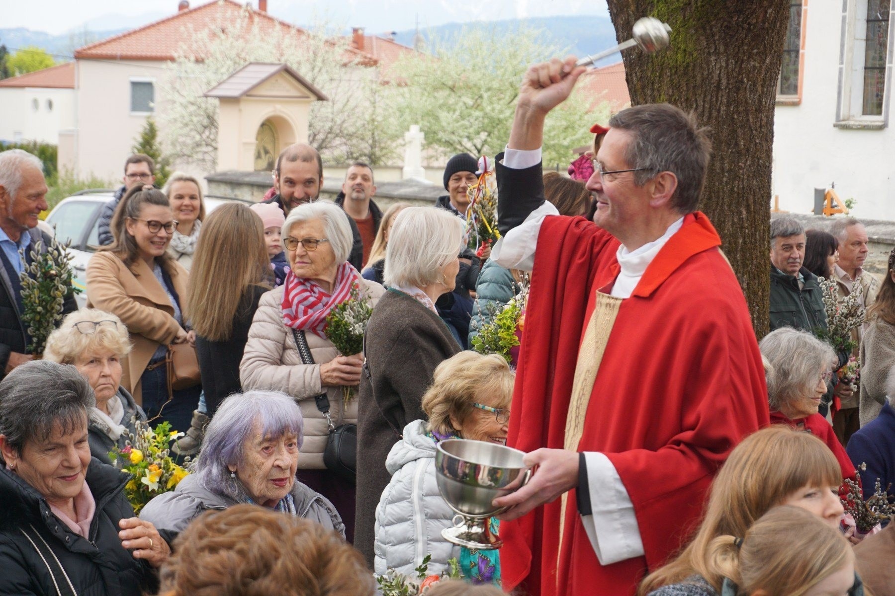 Am Palmsonntag erinnert die liturgische Farbe Rot an das Leiden Jesu. Am Bild: ...