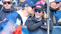 Aleksander Aamodt Kilde (links) feiert Mikaela Shiffrin. 
