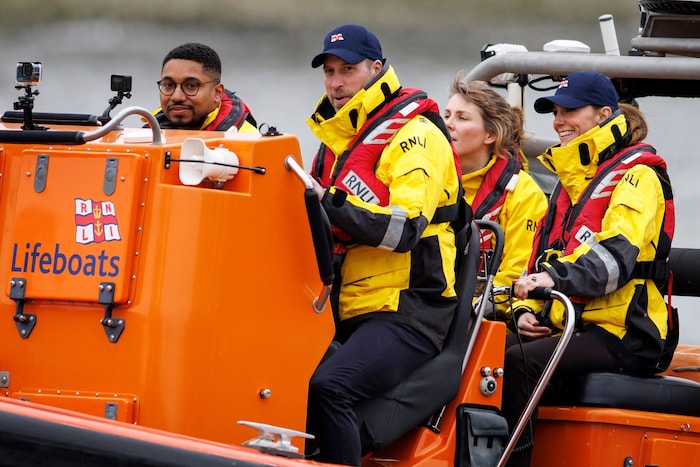 Pirnz William und Prinzessin Kate bei einer Bootsfahrt auf der Themse.