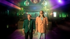 Nicholas Ofczarek (re.) und Robert Palfrader in schriller 80er-Jahre-Disco-Kluft