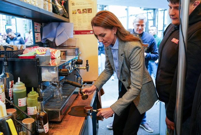 Die Prinzessin machte am Borough Market einen Cappuccino für William, der aber lieber Tee ...