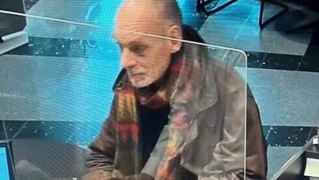 Die Grazer Polizei fahndet nach diesem Mann, der am 5. Februar in einer Bank in Waltendorf Geld ...
