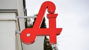 Der Mann in Kutte hatte beim Überfall auf die Apotheke keinen Erfolg (Symbolbild).