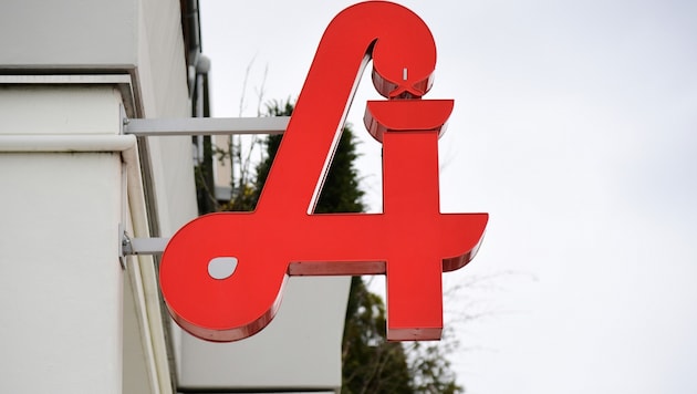 Der Mann in Kutte hatte beim Überfall auf die Apotheke keinen Erfolg (Symbolbild).