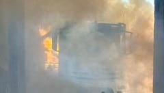 Der Lkw blieb im Klausentor in Salzburg-Mülln hängen.