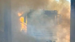 Der Lkw blieb im Klausentor in Salzburg-Mülln hängen.